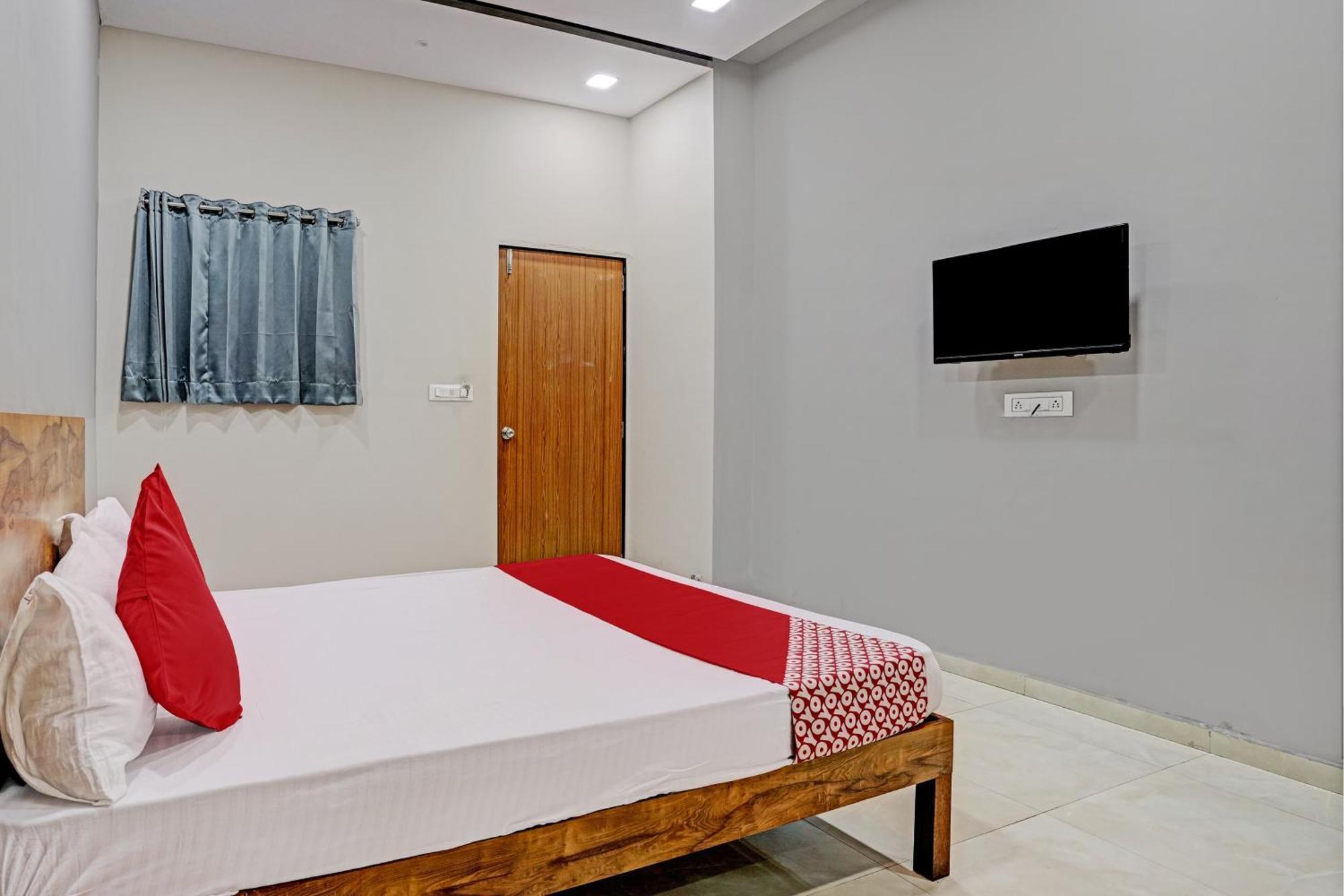 Oyo Flagship Hotel 9 Сурат Екстериор снимка