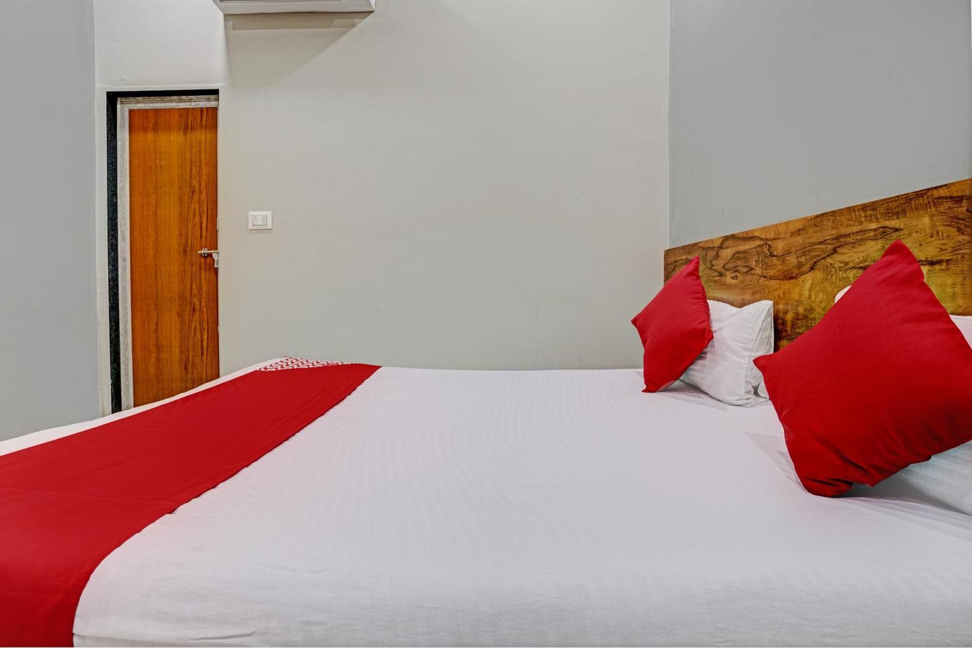 Oyo Flagship Hotel 9 Сурат Екстериор снимка