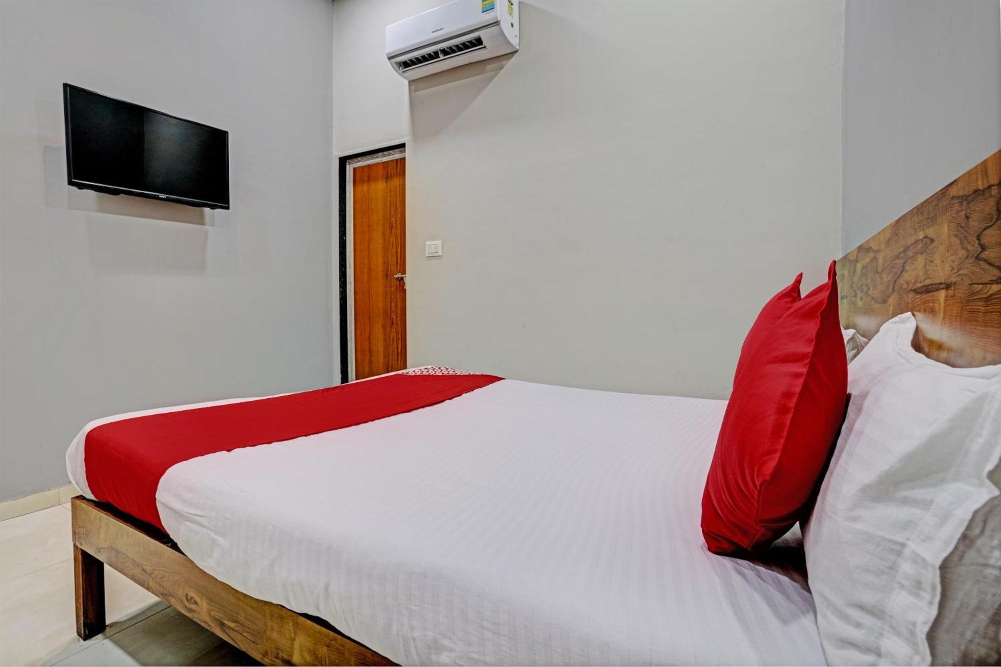 Oyo Flagship Hotel 9 Сурат Екстериор снимка