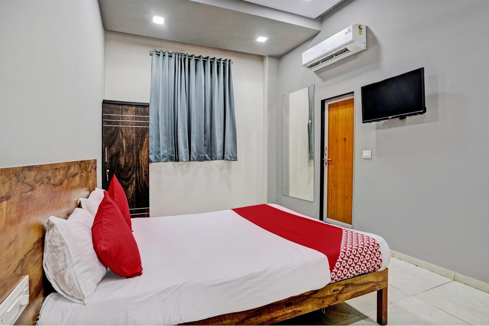 Oyo Flagship Hotel 9 Сурат Екстериор снимка