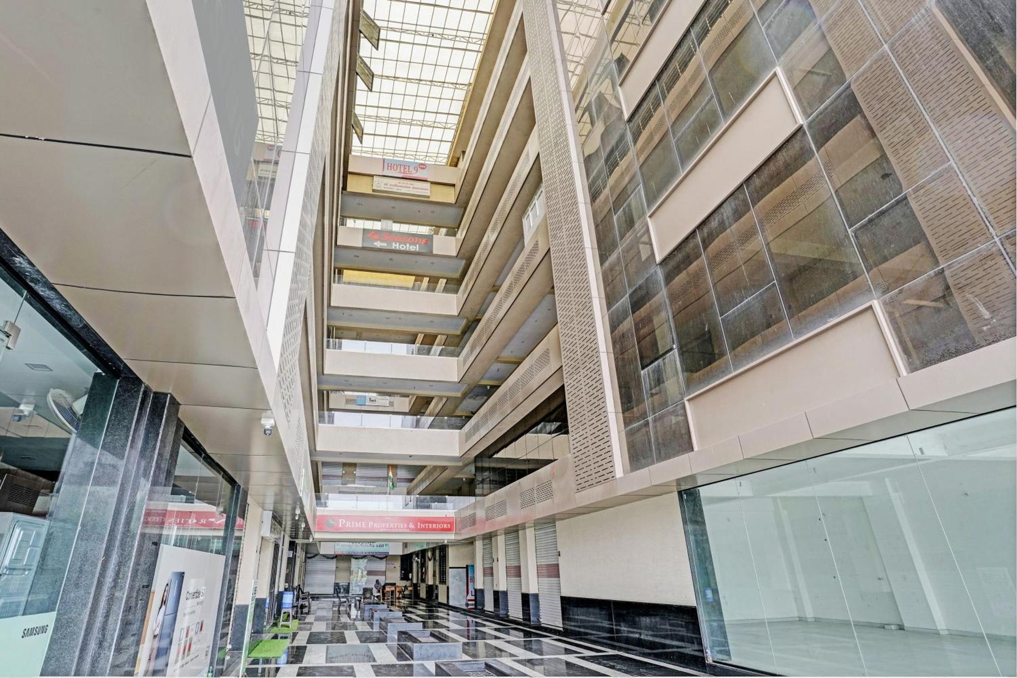Oyo Flagship Hotel 9 Сурат Екстериор снимка