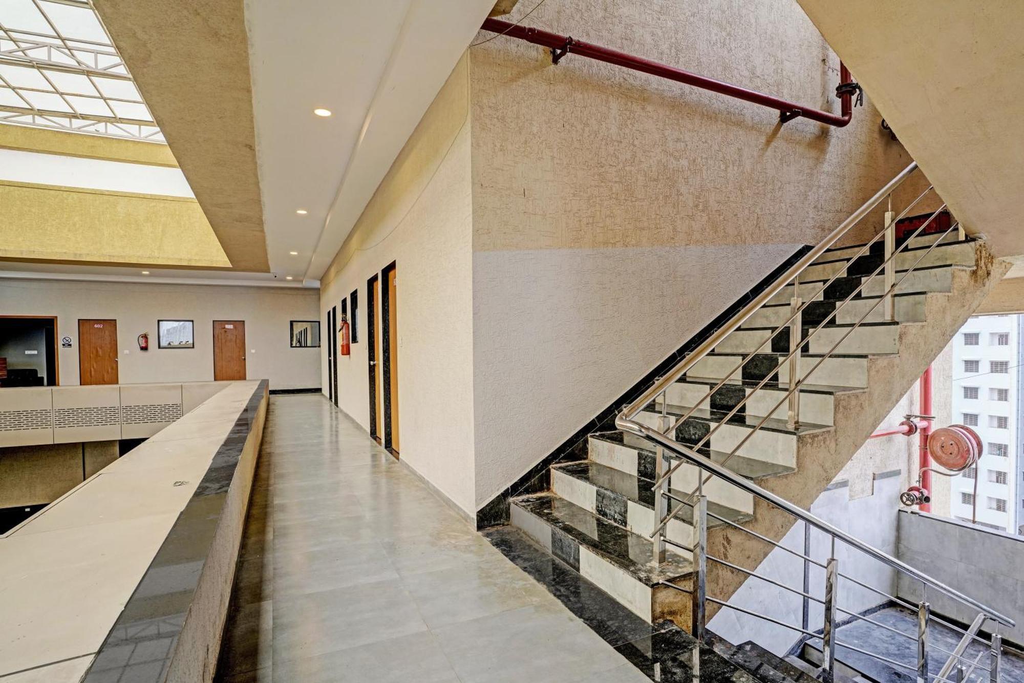 Oyo Flagship Hotel 9 Сурат Екстериор снимка